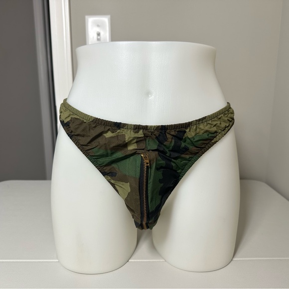 Frederick’s of Hollywood Camo Zipper Pouch Thong Underwear - Picture 2 of 8